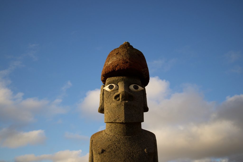 Moai mit Augen und Kopfbedeckung